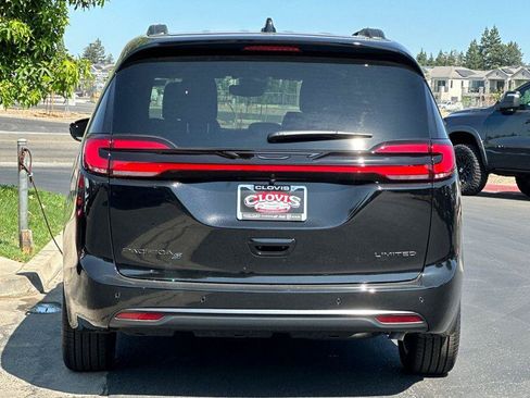 New 2027 Chrysler Pacifica Limited FWD image 5