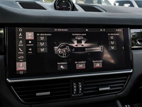 Used 2021 Porsche Cayenne image 34