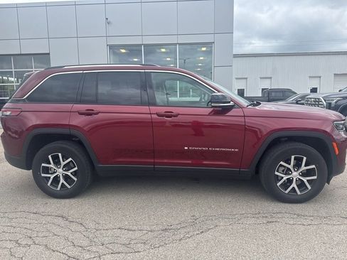 Used 2024 Jeep Grand Cherokee Limited w/ Luxury Tech Group II AWD/4WD image 2