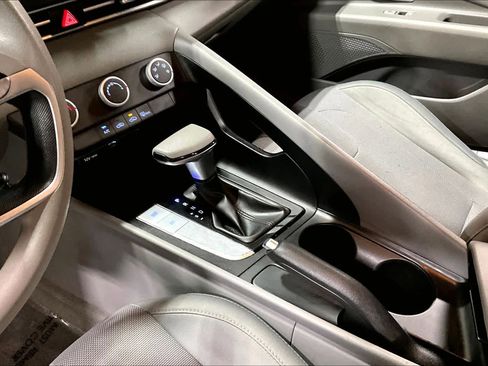 Used 2022 Hyundai Elantra SE image 17
