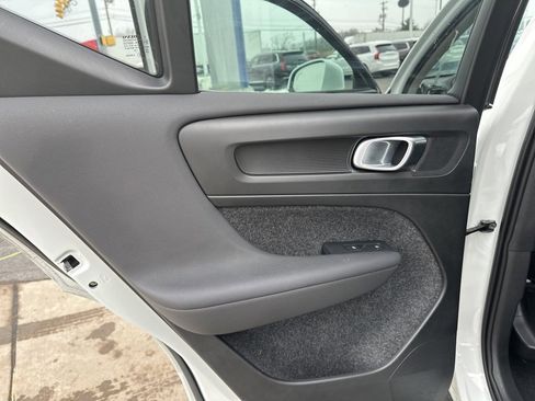 Certified 2025 Volvo XC40 B5 Core image 36