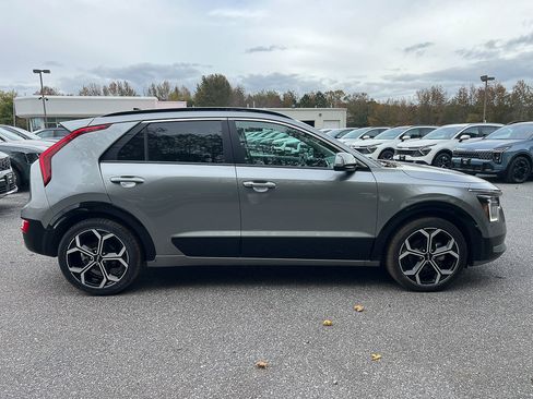 Used 2023 Kia Niro EX Touring image 7