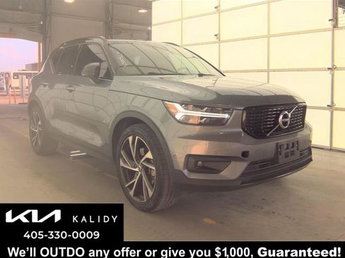 Used 2019 Volvo XC40 T4 R-Design image 1