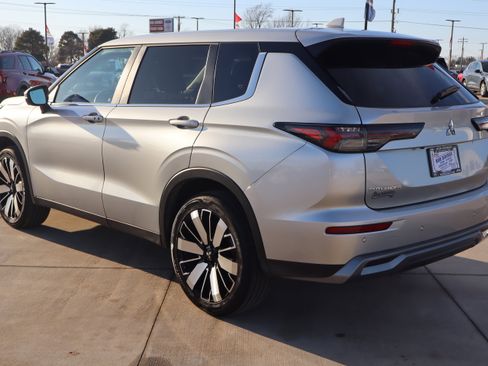 Used 2025 Mitsubishi Outlander SE image 8