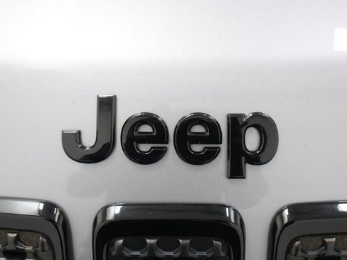 Used 2021 Jeep Cherokee Latitude Plus AWD/4WD image 12