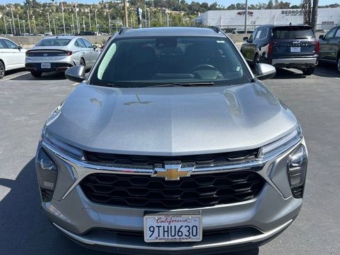 Used 2025 Chevrolet Trax LT w/ LT Convenience Package FWD image 8