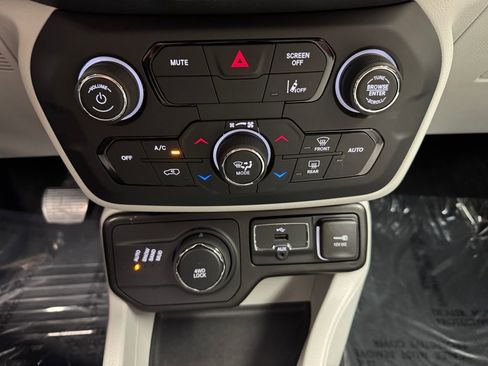 Used 2022 Jeep Renegade Limited AWD/4WD image 20