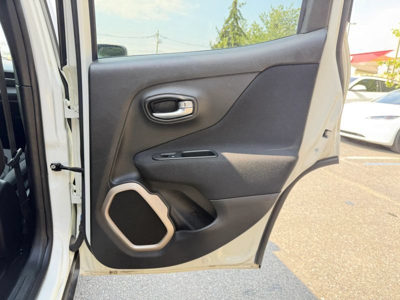 Used 2017 Jeep Renegade Latitude FWD image 24