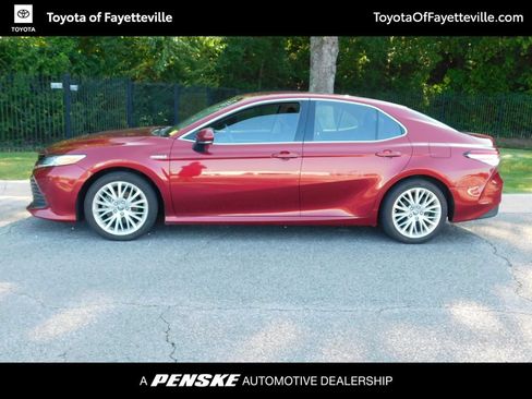 Used 2018 Toyota Camry XLE FWD image 2