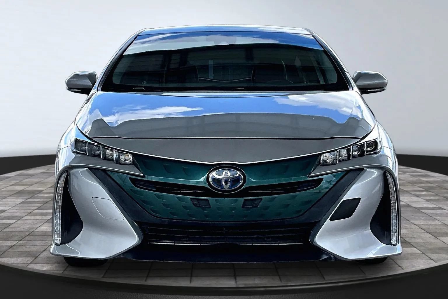 Used 2018 Toyota Prius Prime Premium FWD image 2