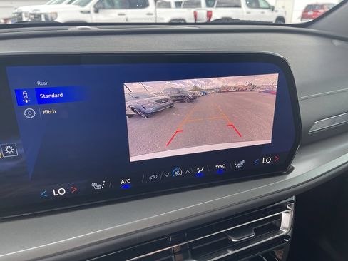 Used 2025 Chevrolet Traverse LT FWD image 15
