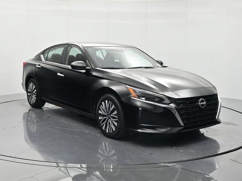 Certified 2024 Nissan Altima 2.5 SV FWD image 3