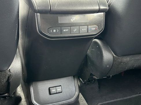 Used 2022 Toyota Highlander XLE AWD/4WD image 37