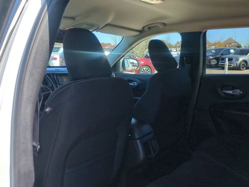 Used 2016 Jeep Cherokee Latitude w/ Cold Weather Group image 18