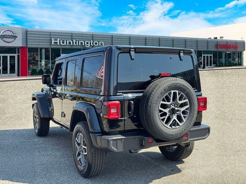 Used 2025 Jeep Wrangler Unlimited Sahara AWD/4WD image 5