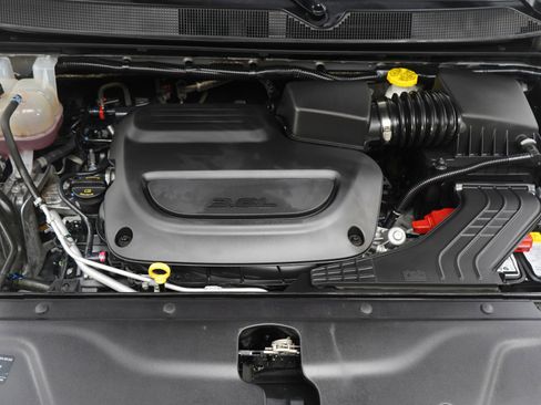 Used 2024 Chrysler Pacifica Touring-L image 33