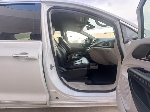 Used 2018 Chrysler Pacifica Touring-L FWD image 12