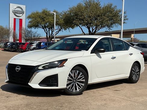 Used 2025 Nissan Altima 2.5 SV image 2