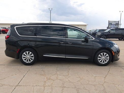 Used 2019 Chrysler Pacifica Touring-L FWD image 5