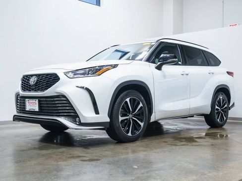Used 2022 Toyota Highlander XSE AWD/4WD image 3