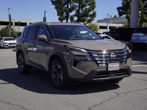 Used 2024 Nissan Rogue SV w/ SV Premium Package image 2