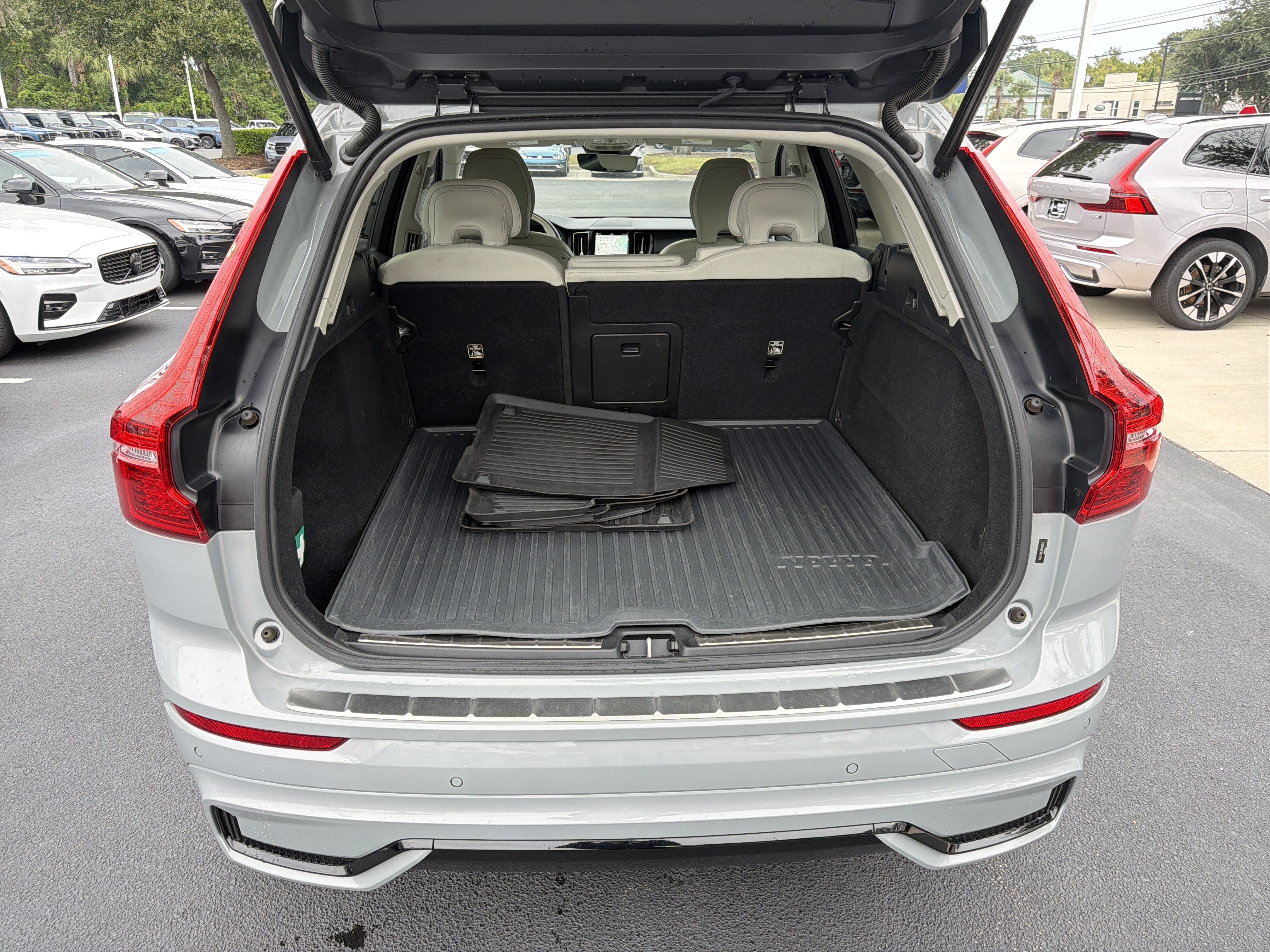 Used 2024 Volvo XC60 B5 Plus w/ Protection Package Premier AWD/4WD image 34