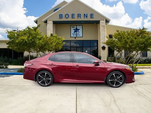 Used 2018 Toyota Camry XSE image 4