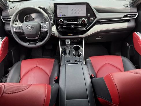 Used 2024 Toyota Highlander XSE FWD image 11