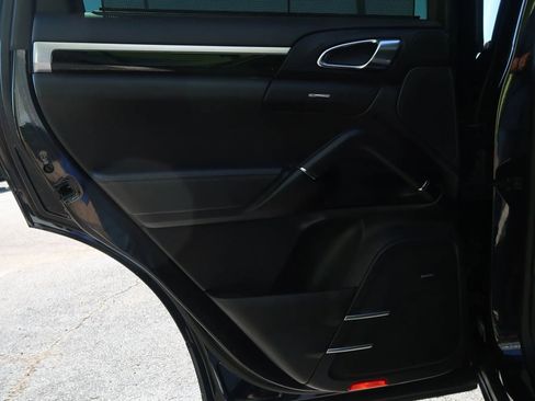 Used 2018 Porsche Cayenne S image 49