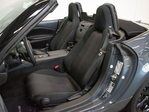 Used 2021 MAZDA MX-5 Miata Club RWD image 19