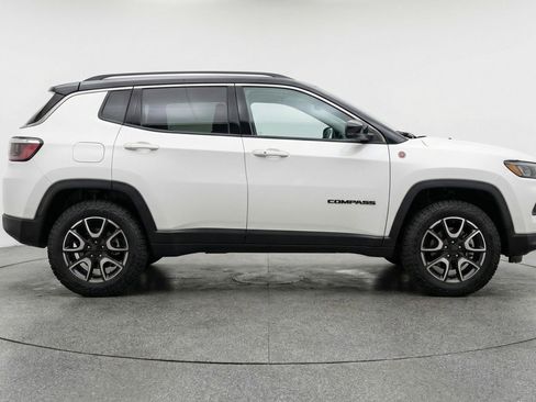 Used 2025 Jeep Compass Trailhawk image 11