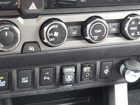 Used 2018 Toyota Tacoma TRD Sport w/ Technology Package image 25