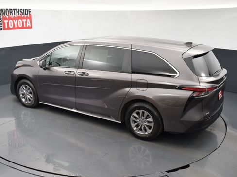 Used 2022 Toyota Sienna XLE image 23