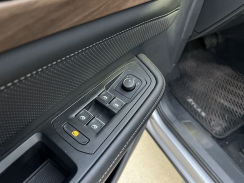 Used 2024 Volkswagen Atlas SE FWD image 12