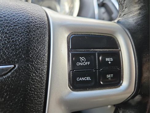 Used 2015 Chrysler Town & Country Touring image 18