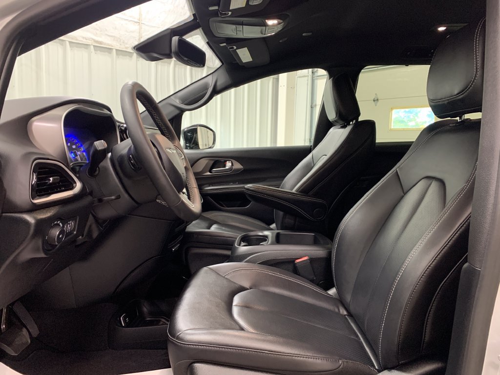 Used 2026 Chrysler Pacifica Select FWD image 4