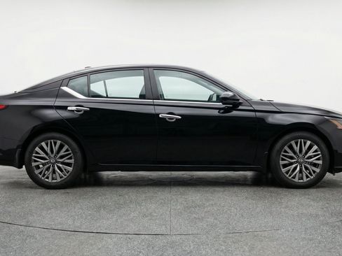 Used 2025 Nissan Altima 2.5 SV FWD image 11