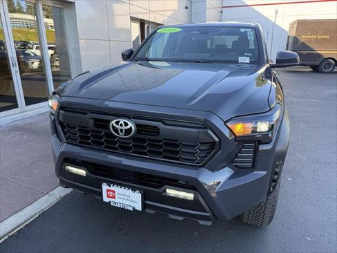 Certified 2025 Toyota Tacoma TRD Off-Road AWD/4WD image 9