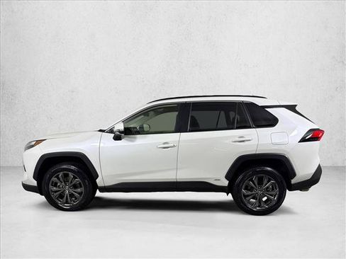 Used 2022 Toyota RAV4 XLE Premium AWD/4WD image 7