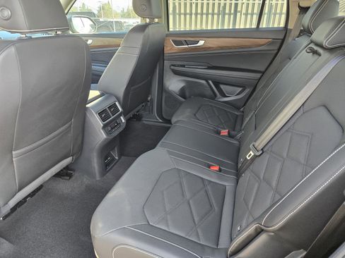 Used 2025 Volkswagen Atlas SE image 24