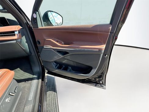 Used 2025 Lincoln Navigator Reserve image 9