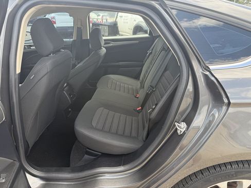 Used 2020 Ford Fusion SE FWD image 19