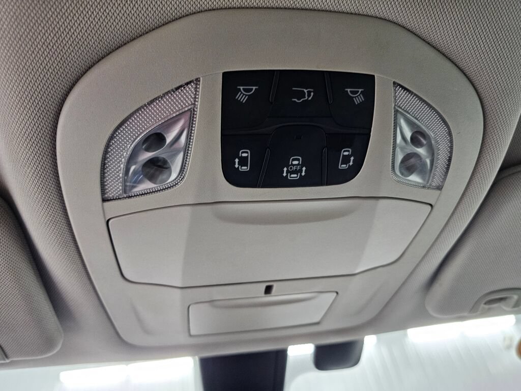 Used 2020 Chrysler Pacifica Touring-L FWD image 21
