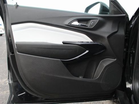 Used 2025 Chevrolet Trax LT w/ LT Convenience Package image 12