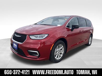 Used 2025 Chrysler Pacifica Select