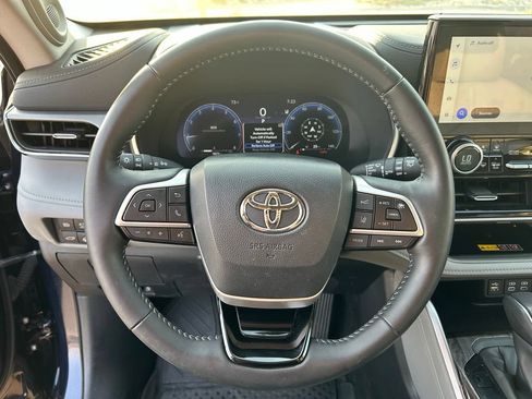 Used 2025 Toyota Highlander Platinum AWD/4WD image 10