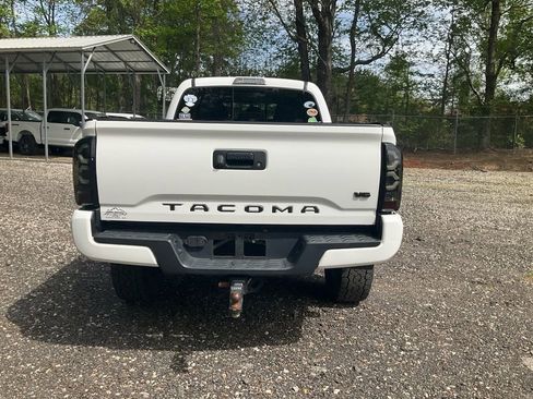 Used 2017 Toyota Tacoma TRD Sport image 6