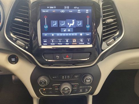 Used 2019 Jeep Cherokee Limited image 25