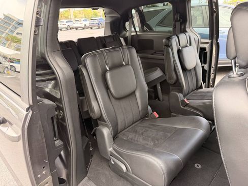 Used 2018 Dodge Grand Caravan SXT w/ Blacktop Package FWD image 12