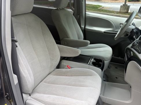 Used 2013 Toyota Sienna LE w/ Towing Pkg FWD image 44